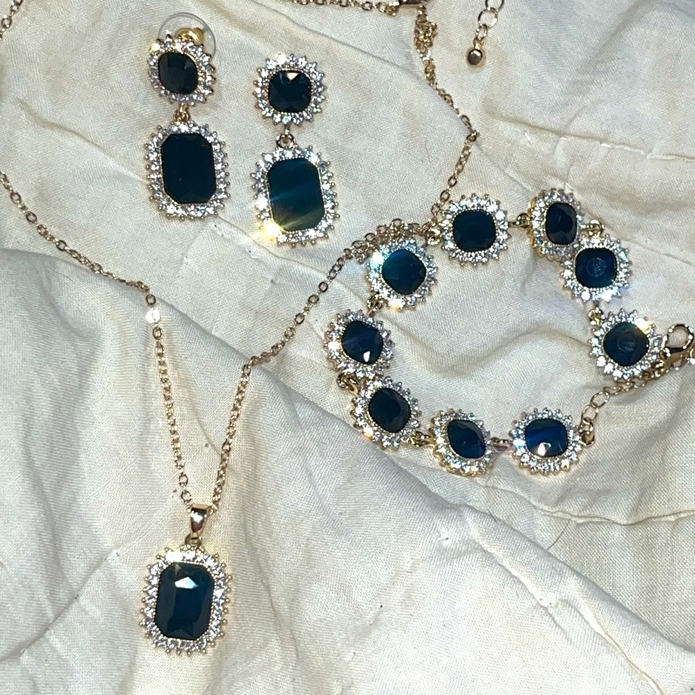Stunning jewelry set NIB BLACK & CRYSTAL necklace post dangle earrings bracelet